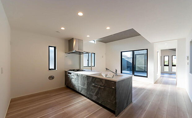 【キッチン】「全体を見渡せる安心感」
家族の会話が弾む奥様に人気の高いカウンターキッチン、料理しながらお子様の様子の確認ができ移動しやすい広いキッチンスペースです。