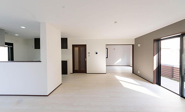 【リビング】「家族が大好きなリビング」
みんなが集まる広いリビング。みんなが大好きなリビングで家族団らん。
みんなが集まるからこそ、一層の開放感を手にする素敵な住まい。