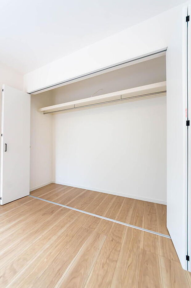 【クローゼット】天井まで伸びる収納
嬉しい収納力の高いクローゼット付き。
天井付近までしっかりと収納ができる使い勝手の良いクローゼット。
