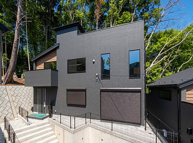 【外観】「街並みに溶け込むシンプルなデザイン」
飽きのこないシンプルなデザイン。
一生のマイホームだからずっとここで暮らしたい。
家族の人生とともにあるマイホーム。