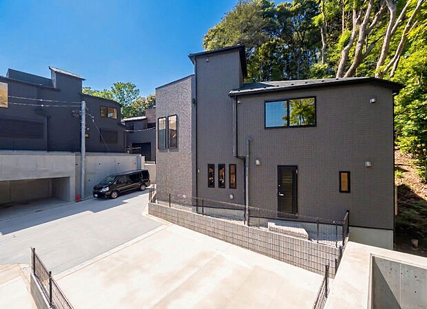 【外観】「群を抜いた満足感」
どの角度が眺めても、所有感が満たされる理想的で素敵な住まい
一生ものだから、「パッと見」こそが全て「第一印象で決まる」素敵なマイホーム。