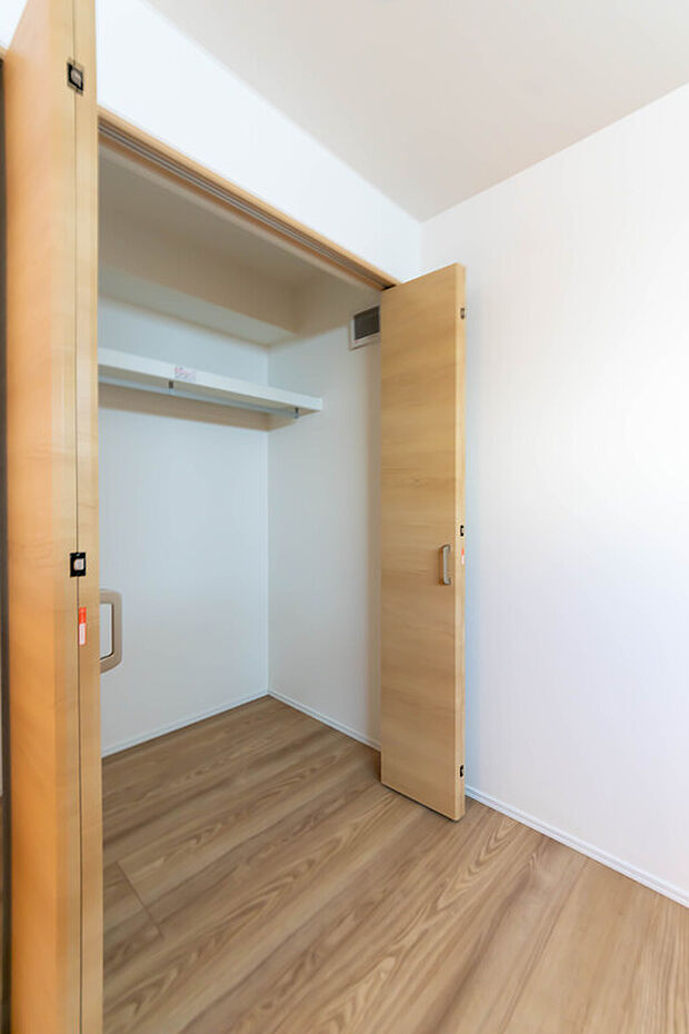 【収納】天井まで伸びる収納
嬉しい収納力の高い大型クローゼット付き
天井付近までしっかりと収納ができる使い勝手の良いクローゼット