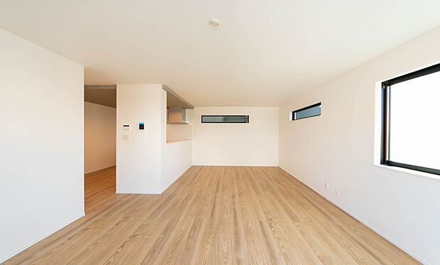 【リビング】「家族が大好きなリビング」
みんなが集まる広いリビング。みんなが大好きなリビングで家族団らん。
みんなが集まるからこそ、一層の開放感を手にする素敵な住まい。