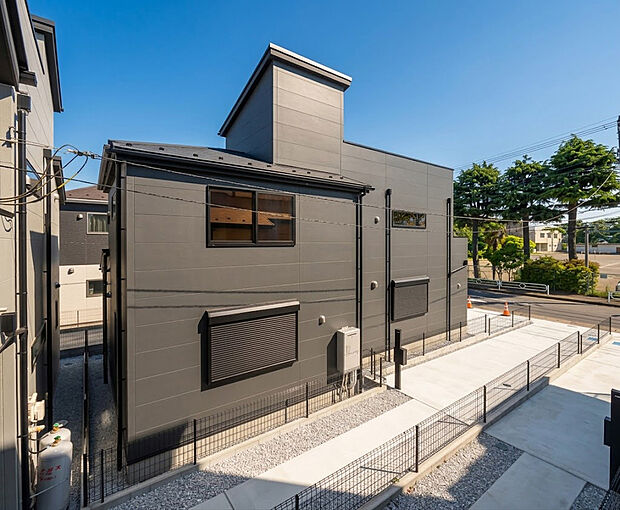 【外観】「街並みに溶け込むシンプルなデザイン」
飽きのこないシンプルなデザイン。
一生のマイホームだからずっとここで暮らしたい。
家族の人生とともにあるマイホーム。