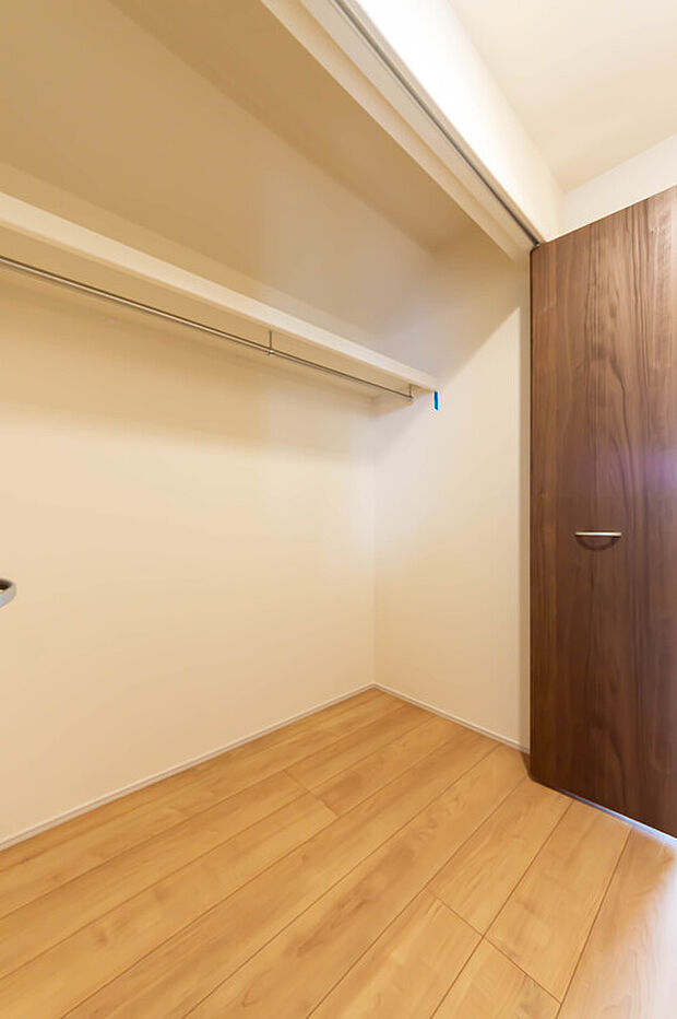 【収納】3つの洋室すべてに、専用のクローゼットをしっかりと標準装備しています。お部屋ごとに衣類や私物をすっきりと美しく片付けられるため、家具を最小限に抑えて室内を広く使えます。