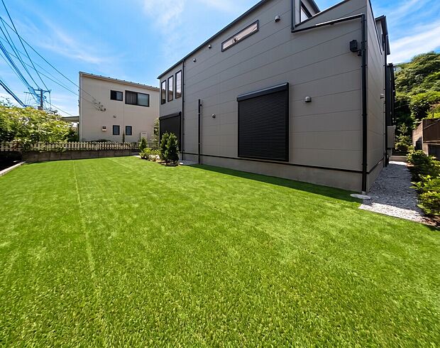 【外観】「週末の楽しみが増える」
BBQ、ガーデニング、お子様の自然とのふれあいなど、お庭があるから楽しみも倍増するマイホーム。
(注)人工芝はイメージCGです、実際には付いておりません