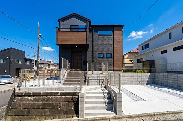 【外観】「街並みに溶け込むシンプルなデザイン」
飽きのこないシンプルなデザイン。
一生のマイホームだからずっとここで暮らしたい。
家族の人生とともにあるマイホーム。

