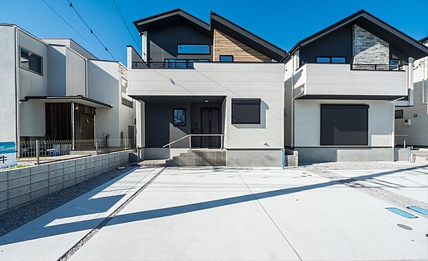 ☆☆戸建の魅力。駐車場の広さ、使いやすさ☆☆
お子様の送り迎え、日々の買い物など車の出し入れは結構なストレス。
広々とした駐車場は車庫入れのスムーズさ、お子様の自転車等余裕の広さ。