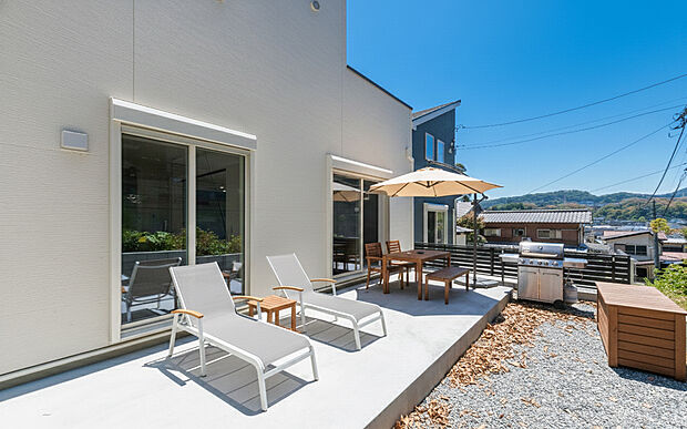 「週末の楽しみが増える」
BBQ、ガーデニング、お子様の自然とのふれあいなど、お庭があるから楽しみも倍増するマイホーム。
（画像の屋外家具はCGによるイメージ画像です）