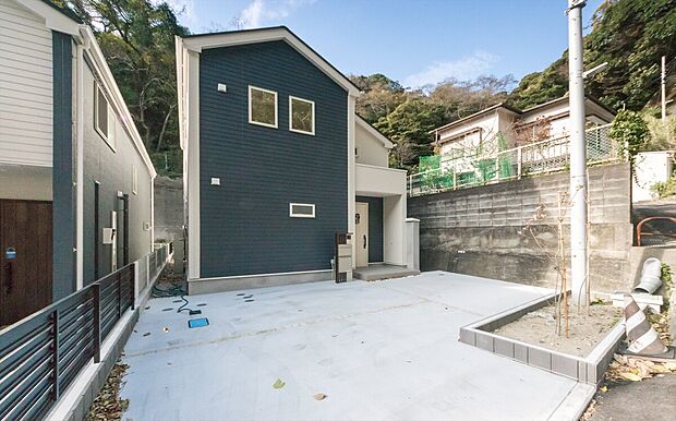 「広々カースペース」
広々とした駐車場はお車はもちろん、バイクや自転車スペースにも余裕がございます。