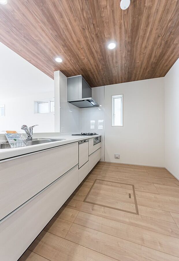 【キッチン】☆☆憧れのシステムキッチン☆☆
広々としたお料理空間。新品のシステムキッチン。
毎日のお料理が楽しくなる。
食洗器付き、浄水器付の使い心地の良さも魅力です。