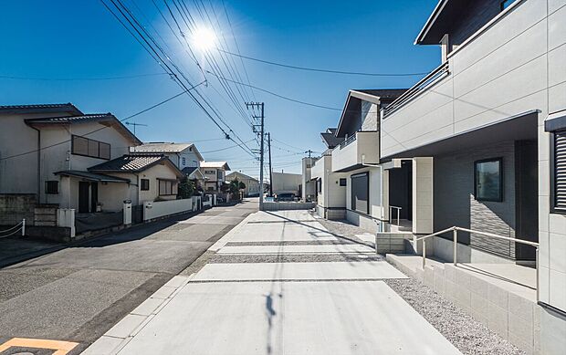 【分譲地街並み】美しい住宅が並び統一感を感じる素敵な佇まい。スタイリッシュで格好良いお住まいです。