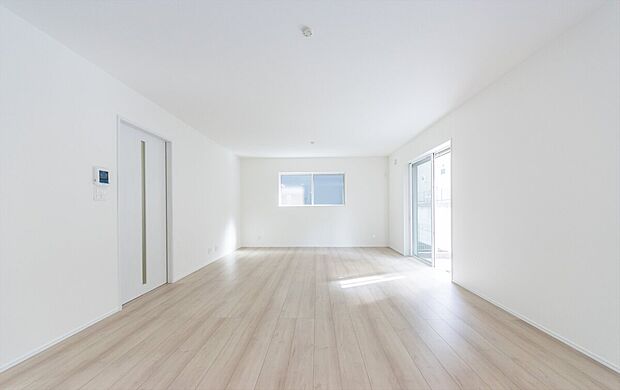 【リビング】「家族が大好きなリビング」
みんなが集まる広いリビング。みんなが大好きなリビングで家族団らん。
みんなが集まるからこそ、一層の開放感を手にする素敵な住まい。