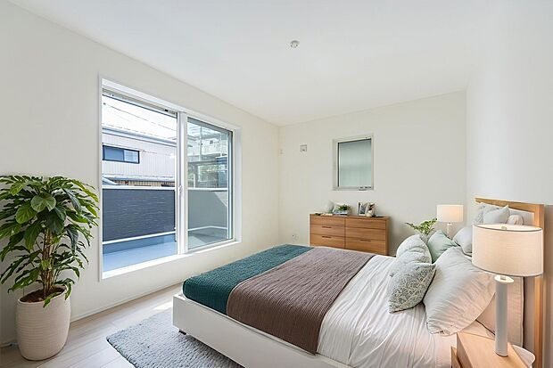 【洋室】「主寝室」ダブルベットや収納ラック等、どうしても主寝室は狭くなる。
広々としたお部屋は魅力です。
（本画像はCGにて家具を配置しております。実際に家具はおかれておりません。）