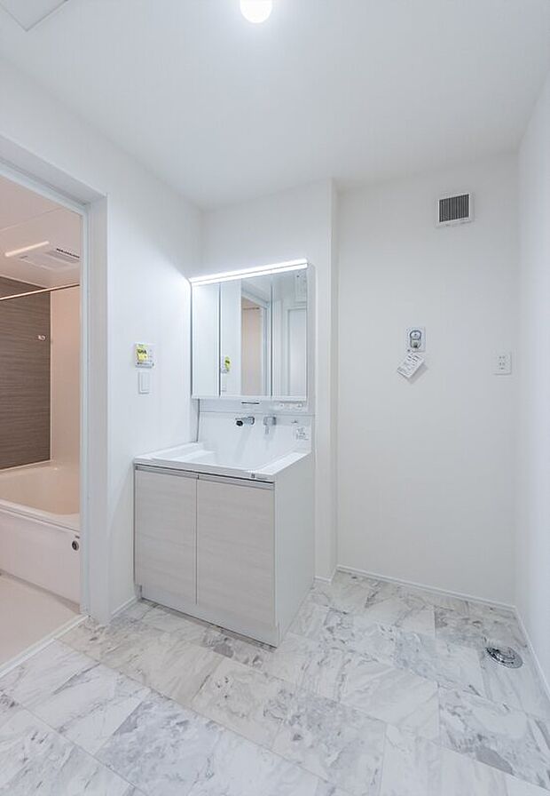 【洗面化粧台】「洗面ルーム」
1日の始まりや入浴前に入る空間だからこそ、清潔感や利便性が重要になる洗面室。