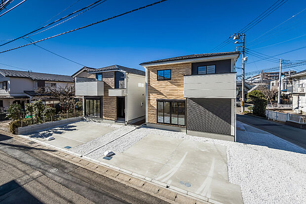 【駐車場】 
駐車場並列2台＋αのゆとりと開放感。土地が広いからこそ得られる満足感の高い住まいです。