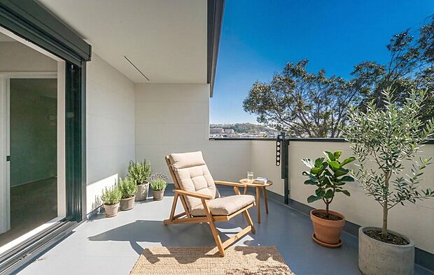 【バルコニー】「広い使いやすいバルコニー」
陽ざしがたっぷり降り注ぐ、広々としたバルコニー付き住まい。
(本画像はCGにて家具や植栽を配置しております。実際に家具はおかれておりません。)