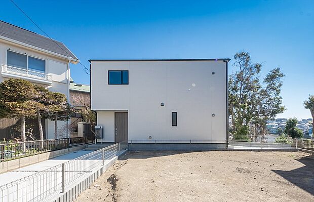 【外観】「マイホームの喜びを感じる」
美しい碧空とスタイリッシュな白い家。
素敵なスタイリッシュなデザインに心満たされる憧れの家。