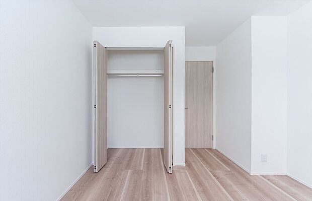 【洋室】「Bed Room」落ち着いた色合い、シンプルなデザイン。
寝室として大事なお部屋です。