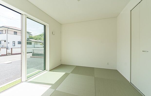 【和室】癒しの「和」空間
リビング横に設けられた和室スペース。
お子様のプレイルームやお客様のお部屋として利用価値は高いです。