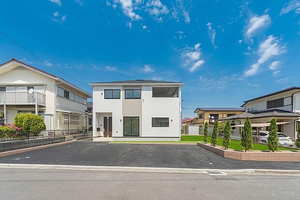 【外観】「威風堂々としたお住まい」
せっかく家を持つなら拘りたい家の外観。
毎日帰ってくるからこそ、求めたい安心感。
ここが我が家になる。その純粋な感性こそがマイホームの条件です。