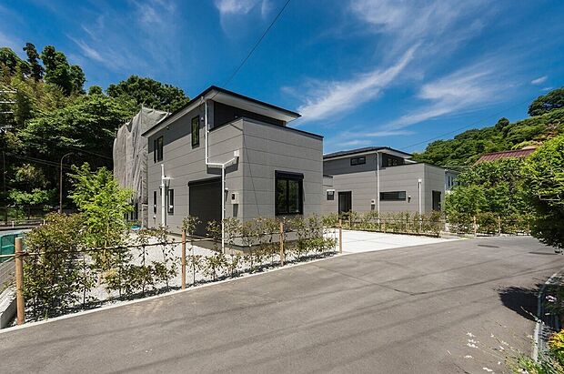 【現地外観】【開放感＋日当たりの良さ】
家に入らなくても分かる日当たりの良さ。開放感の良さ。
美しい碧空とグリーンビューが心地の良い住まい。