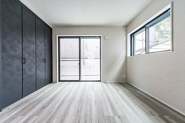 【洋室】☆☆明るさと風通しの良さ☆☆
一戸建てのお部屋の魅力は陽当たりと風通しの良さ。
室内に入り込む光。そして風。
心地の良いお部屋はお子様の成長にも良い影響を与えます。