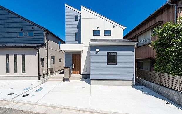 【外観】☆☆マイホームの喜びを感じる陽当たりの良さ・開放感☆☆
マイホームを持つ幸せを存分に感じる陽当たり、開放感。
憧れのマイホームに相応しい美しく映える外観です。