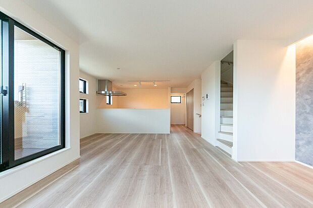 明るい光が家族を優しく包み込むリビング。ここにいるだけで心が晴れるような、心地よい空間が広がります。