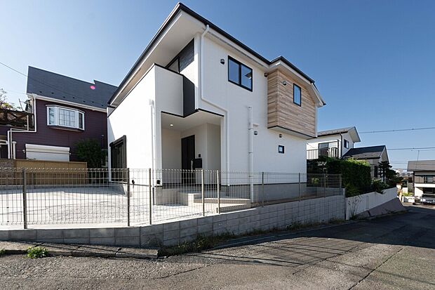 一目惚れ必至の堂々たる佇まい。第一印象で心を掴む理想の邸宅は、まさに生涯の宝となる住まいです。その圧倒的な存在感を、ぜひ一度ご自身の目で確かめてください（※画像はCG装飾を含みます）。