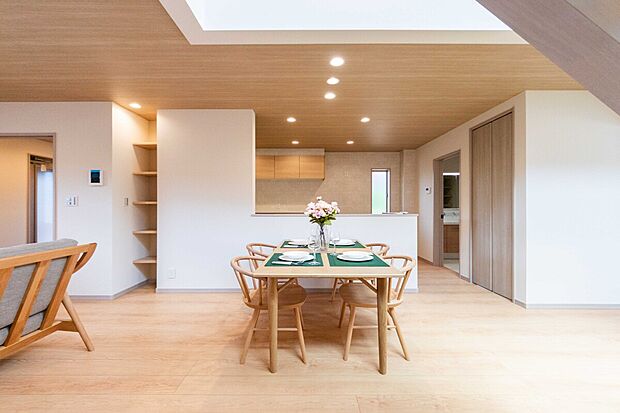 家族の時間を豊かに彩る、開放的な大空間リビング。明るい陽射しが心地よく、自然と笑顔が溢れます。お子様の成長に合わせて、レイアウトも自由自在。家族みんなが快適に過ごせる空間です。