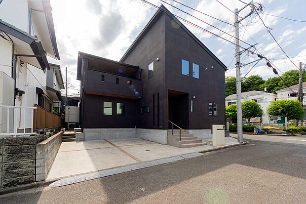 洗練されたモダンな外観と、緑豊かなシンボルツリーが調和する邸宅。家族みんなが誇らしく思える、笑顔あふれる我が家をここで形に。