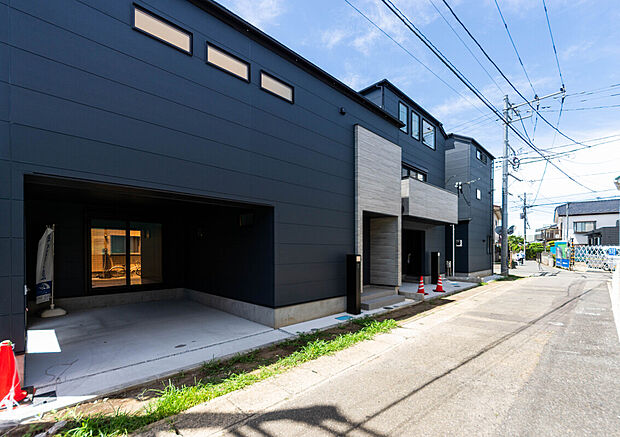 【３棟全体写真】雨の日も安心のビルトインガレージ。大切な愛車を守り、家族とのお出かけをより快適に。理想の暮らしを実現。