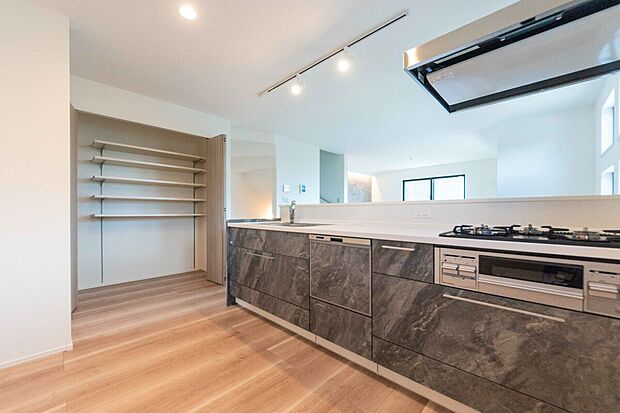 【キッチンとパントリー】「これ、欲しかった！」の声が聞こえる大容量パントリー。スッキリ片付くキッチンで、毎日の料理がもっと楽しく。 