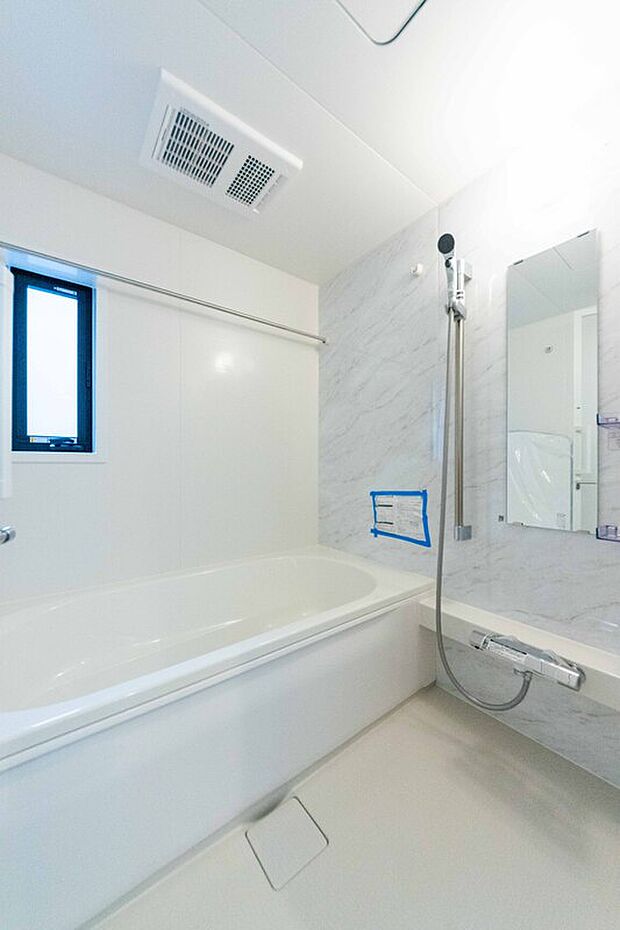 【バスルーム】雨の日の洗濯も安心の浴室乾燥機付き。冬は浴室内を暖めておけるので、家族みんなが快適です。 