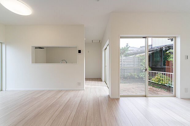 【リビング】窓から注ぐ光と緑が、家族の時間を優しく包む。明るいリビングで、お子様の成長を育む暮らし。