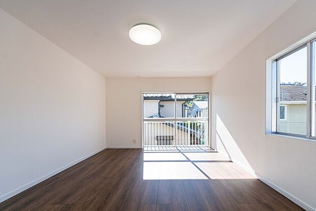 【寝室】家族みんなに自分のお部屋を。どの部屋も明るい光が差し込む快適な空間です。