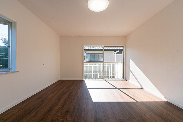 【寝室】2面採光やバルコニーからの光がたっぷり。家族の笑顔が集う明るい住まい。