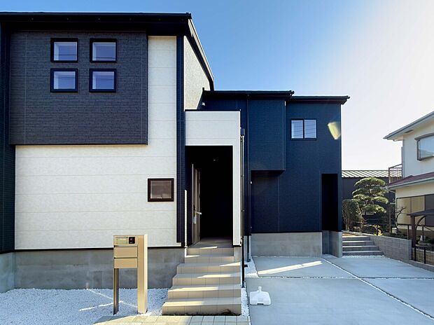 【外観】並列駐車可能な広々カースペース。週末のDIYや水遊び、趣味の時間も思いのまま。家族の「やりたい」を叶える自由な空間がここにあります。