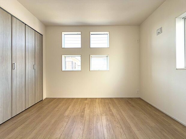 【寝室】リズム良く並んだ小窓が、お部屋に個性と彩りを添えます。差し込む光の陰影が美しく、お子様の想像力や感性を育む特別な空間に。