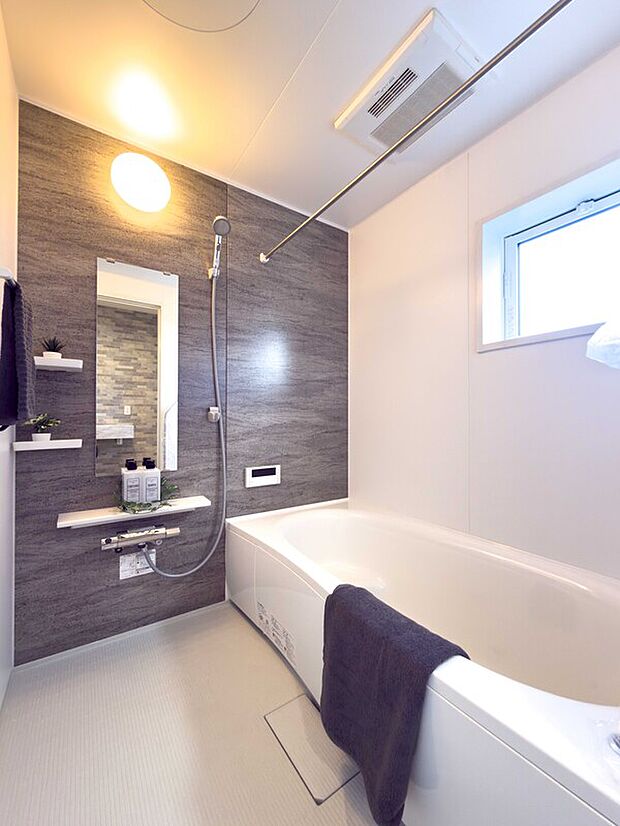 【バスルーム】シックなアクセントパネルが彩る、ホテルライクな寛ぎ空間。広々とした浴槽で親子一緒に温まれば、一日の疲れも心地よく解けていきます。