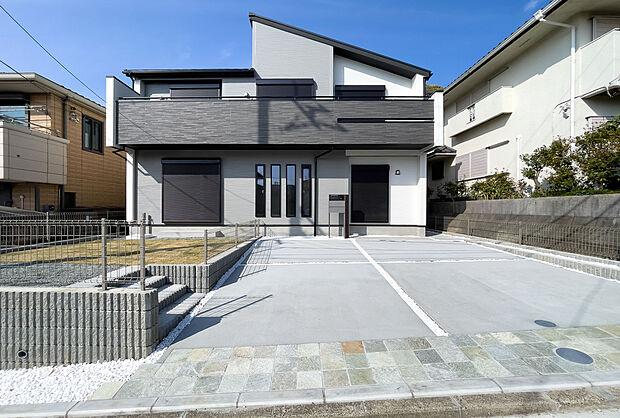 【外観】南道路からの陽光が降り注ぐ広いカースペース。夏はプール、冬は日向ぼっこ。お子様との笑顔が絶えない、開放感あふれる暮らしがここから始まります。