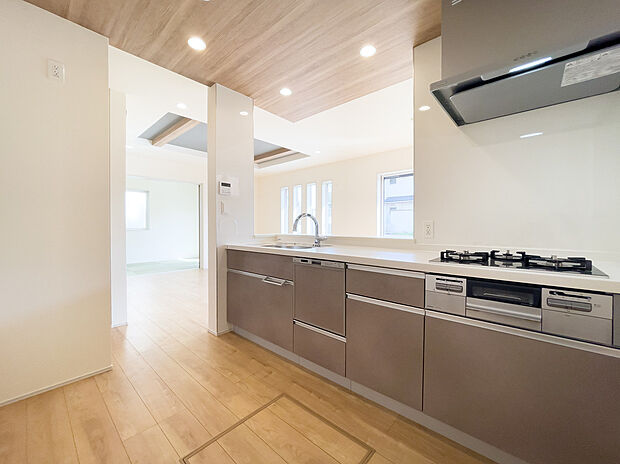 【キッチン】キッチンから和室まで見渡せる開放感。料理中もお子様の笑顔が見える、安心と温もりに満ちた家族の絆を育む空間です。