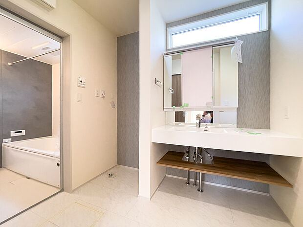 【洗面室】暮らしの質を高める、洗練されたデザイン。脱衣スペースのゆとりが、子育て世帯の慌ただしい日常に、心地よいゆとりと癒やしを届けます。