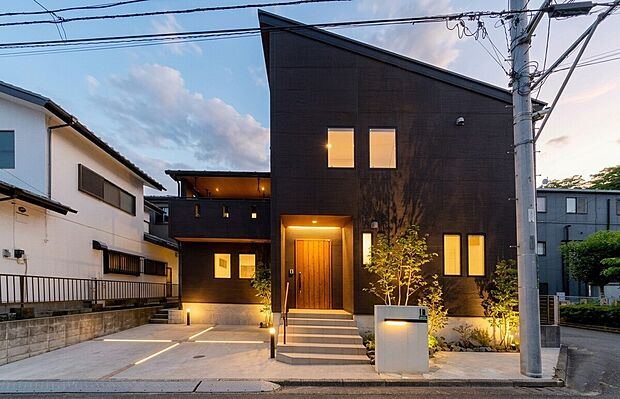 【外観】洗練されたモダンな外観と、緑豊かなシンボルツリーが調和する邸宅。家族みんなが誇らしく思える、笑顔あふれる我が家をここで形に。（一部画像をAI処理し夜景風景や照明等を配置したイメージ画像となります）