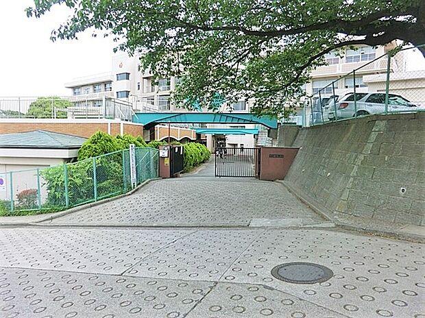 横浜市立権太坂小学校(約580m)