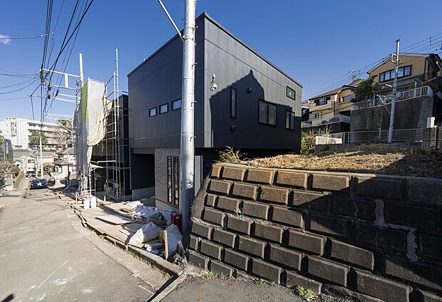 印象的な外壁、色合いがググっと来るデザイナー住宅、明るい4LDKの間取り！居住性とデザインが調和した住まい！安心の１０年保証！