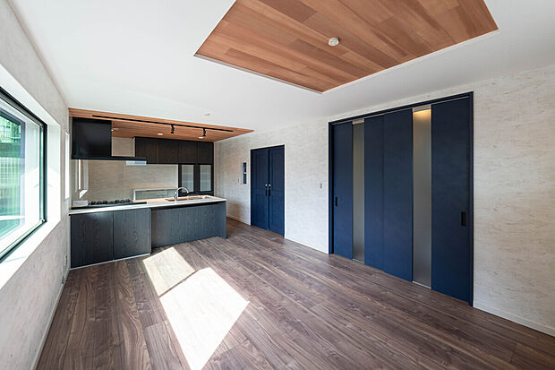 家族みんなが爽やかに健やかに過ごせるように、溢れる光をたっぷり取り込んだリビングダイニング。集いの場、憩いの場としての快適性を求めたやすらぎの空間です。
