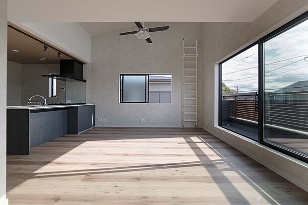 【リビング】子供の笑い声やママとパパの楽しい会話、料理をする音や、テレビの音など当たり前の生活が送ることができる幸せ。そんな幸せをこの家で作り上げてみてはいかがですか。