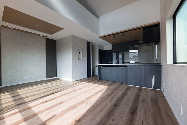 【リビング】リビングで子供が走ってる姿を見ながら、大きなソファやダイニングテーブルでゆったり食事をしたりくつろぎたい。そんな夢が叶えられる空間です！